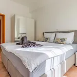 Apartamento Rok 1 By Interhome Pula